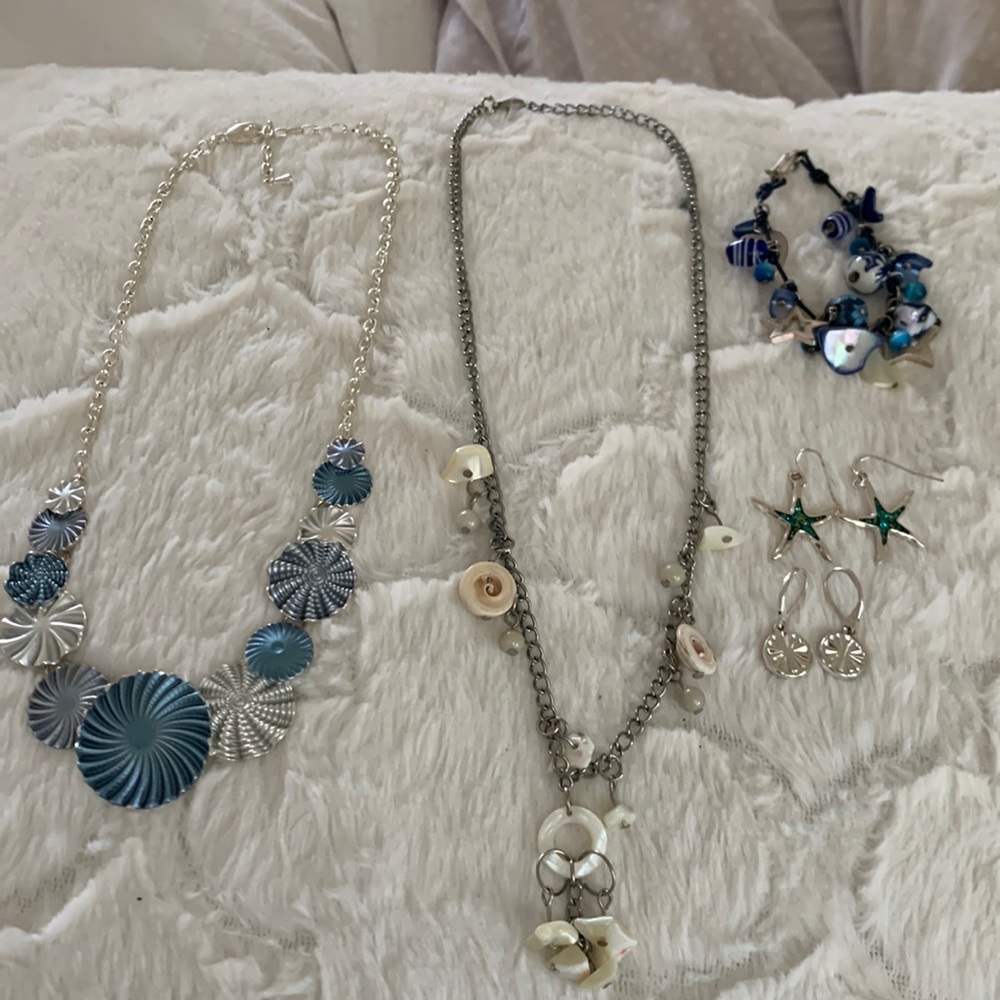 Lot‎ 2 necklace’s,2pair earrings and charm bracelets.
